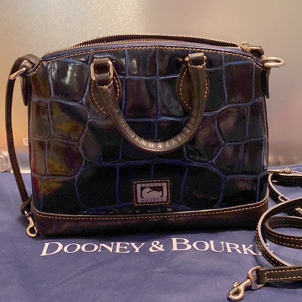 Two way Dooney and BOURKE.Navy leather with removable strap Great shape dust bag